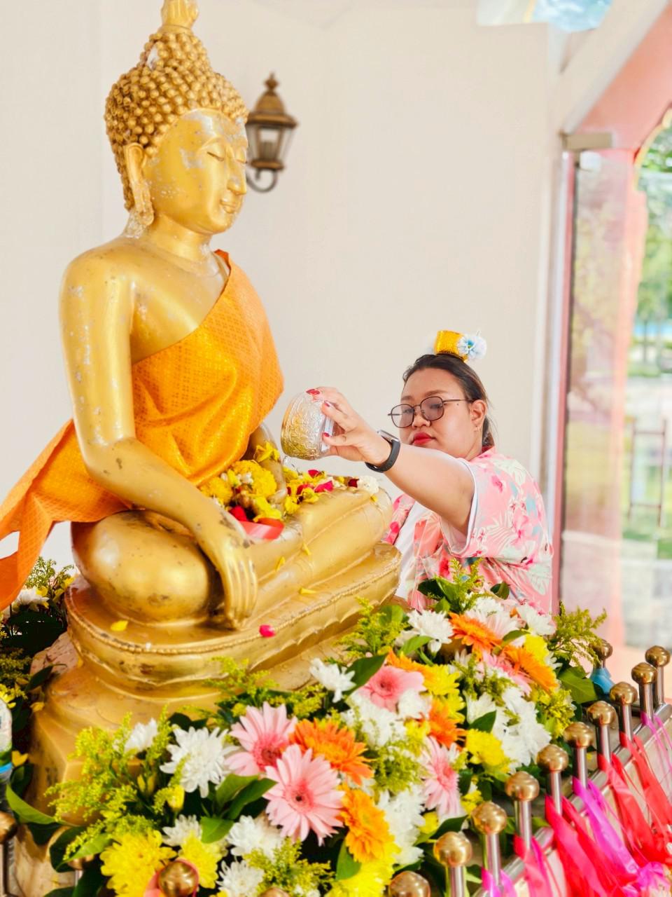 12. KPRU สวมผ้าไทย ห่มสไบ ใส่โจงสงกรานต์ สืบสานประเพณี ประจำปี 2568